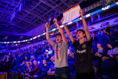 Moskova, Rusya - 14 Eylül 2019: Counter Strike maçının espor etkinliği. Maç sırasında takımlarını alkışlayan video oyunları taraftarları.