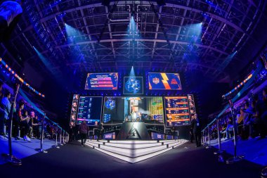 Moskova, Rusya - 14 Eylül 2019: esports Counter-Strike: Global Offensive etkinliği. Ana sahne mekan, büyük ekran ve ışıklar turnuva başlamadan önce.