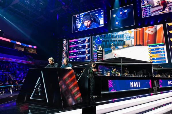 MOSCÚ, RUSIA - 14 DE SEPTIEMBRE DE 2019: esports Counter-Strike: Global Offensive event. Los comentaristas o los echadores en su lugar y pantalla grande con los momentos del juego detrás de ellos . —  Fotos de Stock