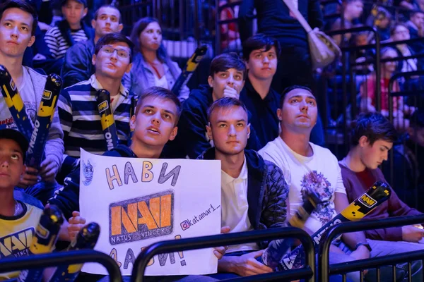 MOSCOW, RUSSIA - 14th SEPTEMBER 2019: esports Counter-Strike: Global Offensive event. Video games fans cheering for their team during the match. — Stock Photo, Image