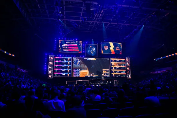 МОСКВА, РОССИЯ - 14-е сентября 2019 года: импорт Counter-Strike: Global Offensive event. Главная сцена, большой экран и свет перед началом турнира . — стоковое фото