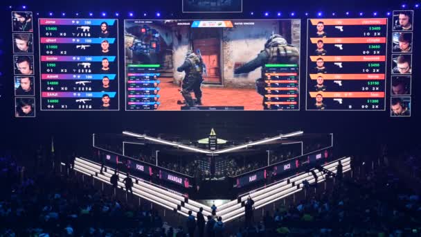 MOSCÚ, RUSIA - 14 DE SEPTIEMBRE DE 2019: evento de esports gaming. Una gran multitud en un estadio. Lugar de escenario principal, cabinas de jugadores, pantallas grandes con momentos de juego en ella. Gran multitud en un estadio . — Vídeos de Stock