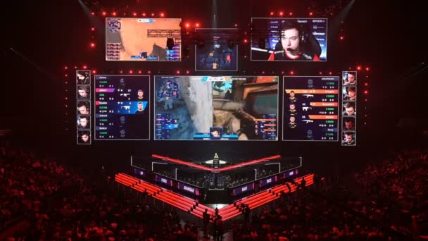 Moskou, Rusland - 14 september 2019: esports gaming event. Grote menigte in een stadion. Hoofdpodium, spelerscabines, grote schermen met een spelmoment erop. Grote menigte op een stadion. — Stockvideo