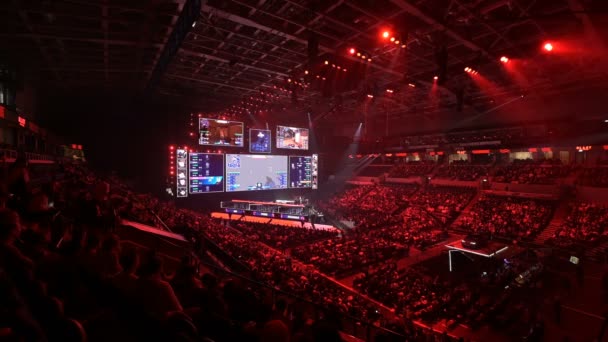 Μόσχα, Ρωσία-14 Σεπτεμβρίου 2019: η αντεπίθεση των eSports: Παγκόσμιο επιθετικό γεγονός. Κύρια σκηνή, αστραπή, φωτισμός, μεγάλη οθόνη με το παιχνίδι στιγμές από την θέα σημείο στην κορυφή. — Αρχείο Βίντεο