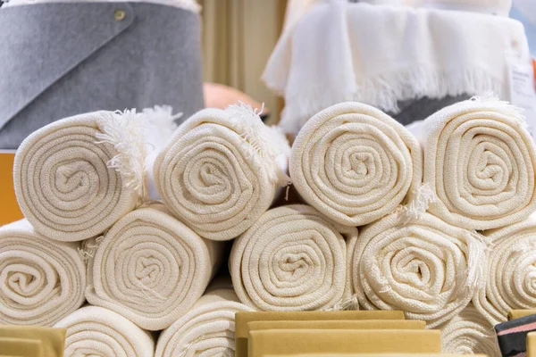 Rolled up white towels at textile shop. — Stock Photo, Image