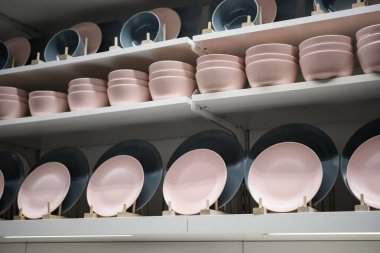 Yemek dükkanındaki bir rafa istiflenmiş tabaklar.