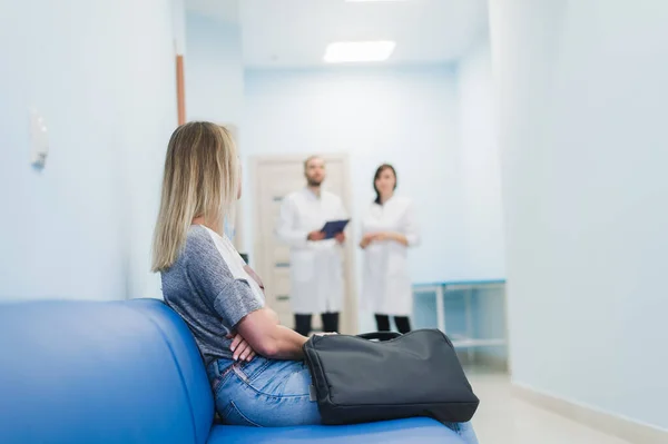 Un médico y una enfermera discuten el diagnóstico con el paciente o familiar en el piso del hospital — Foto de Stock