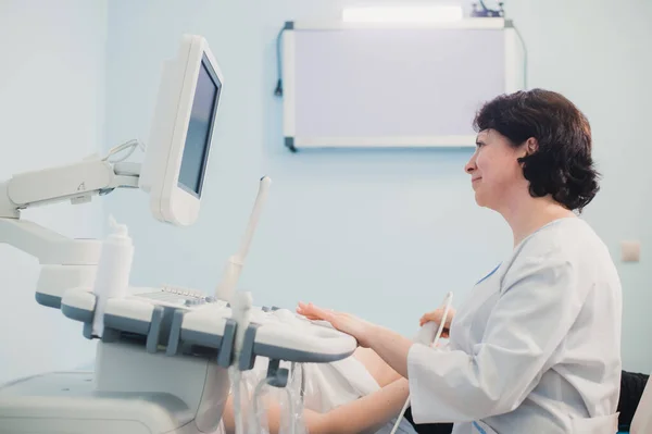 Läkare använder ultraljud och screening mage av gravid kvinna. — Stockfoto