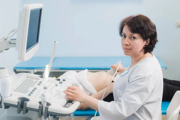 Nahaufnahme eines Arztes, der Ultraschallsonde am Bauch von Schwangeren im Krankenhaus bewegt — Stockfoto