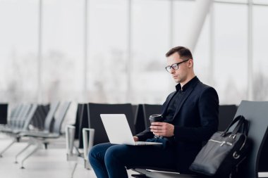 laptop havaalanında uçuş için beklerken çalışma