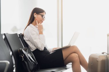 Genç bayan genel müdür, uluslararası havaalanı koridorunda uçmayı beklerken dizüstü bilgisayarda e-posta okuyup müzik dinliyor. Kahve servisi yapan kadın avukat ekonomi haberlerini izliyor.