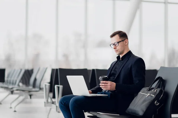 Arbeiten am Laptop am Flughafen während des Wartens auf den Flug — Stockfoto