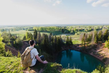 Doğada yürüyüş sırt çantası ile adam portre hiking. Beyaz adam yaz gezisi sırasında mutlu orman arka planda ile gülümseyen
