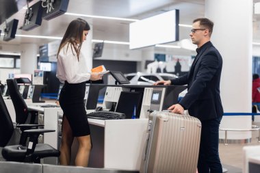 Havaalanında yolcu tartı Bagaj Check-In