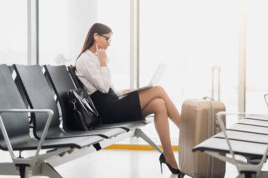 Havaalanındaki Gidiş Salonunda Dizüstü bilgisayar kullanan İş Kadını