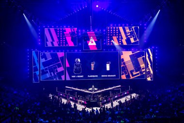 Moskova, Rusya - 14 Eylül 2019: esports Counter-Strike: Global Offensive etkinliği. Ana sahne mekan, büyük ekran ve ışıklar turnuva başlamadan önce.