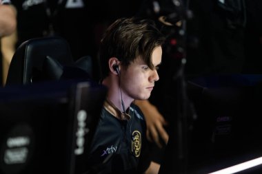 MOSCOW, RUSSIA - 14 Eylül 2019: Counter Strike oyununun ihracatı. NiP takımının oyuncuları sahnedeki kabinde. Fredrik REZ Sterner bilgisayarda.