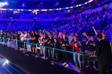 Moskova, Rusya - 14 Eylül 2019: esports Counter-Strike: Global Offensive etkinliği. Maç sırasında takımlarını alkışlayan video oyunları taraftarları.