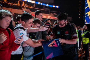 Moskova, Rusya - 14 Eylül 2019: Counter Strike maçının espor etkinliği. Kazanan oyuncu Adren turnuvaarenada bir tribün üzerinde hayranları çok. Resim yapmak ve onun için imza vermek