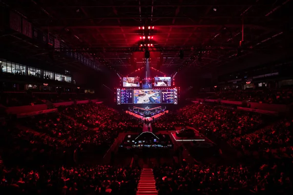 モスクワ,ロシア- 14 9月2019: esports Counter-Strike: Global Official event.大きなスタジアムに位置するコンピュータゲームのトーナメントの大きな照明メインステージ。裁判所はゲームでいっぱいです。 — ストック写真