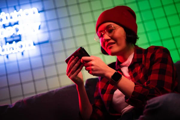 Realidad virtual mujer gamer en el teléfono móvil, adolescente adicto. Chica divirtiéndose jugando juego móvil en línea en su teléfono inteligente . — Foto de Stock