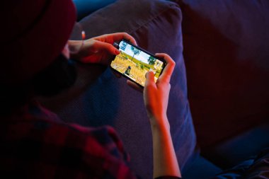 Moskova, Rusya - Aralık 2019: Apple Iphone 11 Pro oyun akıllı telefonunda Pubg Mobile savaş oyunları oynamak.