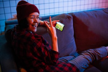 Moskova, Rusya - Aralık 2019: Apple Iphone 11 Pro oyun akıllı telefonunda Pubg Mobile savaş oyunları oynamak.