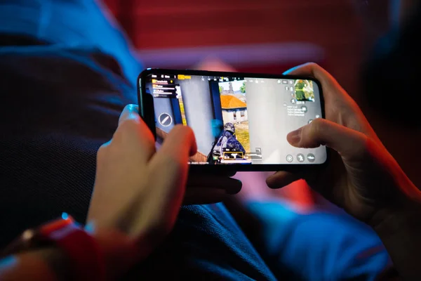 MOSCOW, RUSSIA - ธันวาคม 2019: เล่นเกม PUBG Mobile Battle royale บน Apple Iphone 11 Pro การเล่นเกมสมาร์ทโฟน . — ภาพถ่ายสต็อก