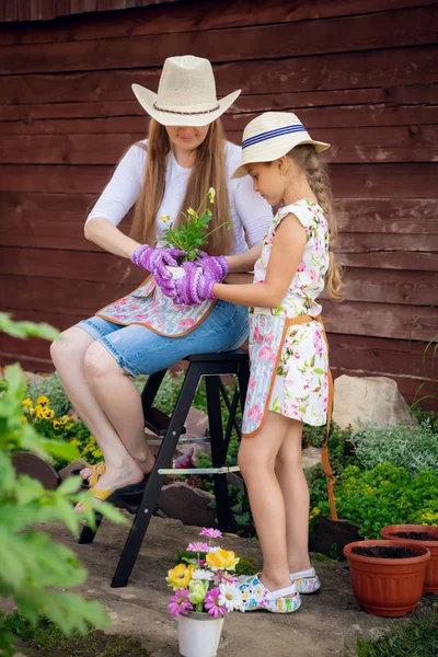 Jardinage - Mère heureuse avec sa fille travaillant dans le jardin — Photo