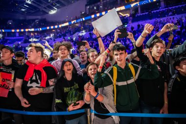 Moskova, Rusya - 14 Eylül 2019: esports Counter-Strike: Global Offensive etkinliği. Maç sırasında takımlarını alkışlayan video oyunları taraftarları.