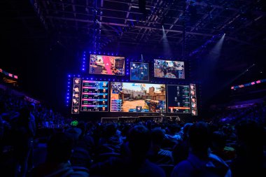 Moskova, Rusya - 14 Eylül 2019: Counter Strike maçının espor etkinliği. Maç sırasında takımlarını alkışlayan video oyunları taraftarları.
