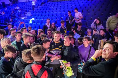 MOSCOW, Rusya - 14 Eylül 2019: ihracat etkinliği. NaVi takımından oyuncu efsanesi Danylo Zeus Teslenko 'nun birçok hayranı var. Hayranlarla fotoğraf çekmek ve imza dağıtmak..