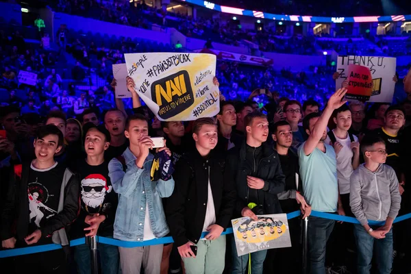 MOSCOU, RUSSIE - 14 SEPTEMBRE 2019 : Esports Contre-grève : Événement offensif mondial. Les fans de jeux vidéo applaudissent leur équipe pendant le match . — Photo