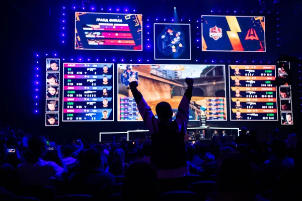 MOSCOW, RÚSSIA - 14 de setembro de 2019: esports Counter-Strike: Global Offensive event. Fãs de videogames torcendo por sua equipe durante a partida . — Fotografia de Stock