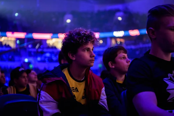 Μόσχα, Ρωσία-14 Σεπτεμβρίου 2019: eSports εκδήλωση ενός παιχνιδιού counter απεργία. Οι οπαδοί των βιντεοπαιχνιδιών ζητωκραυγάζουν για την ομάδα τους κατά τη διάρκεια του αγώνα. — Φωτογραφία Αρχείου