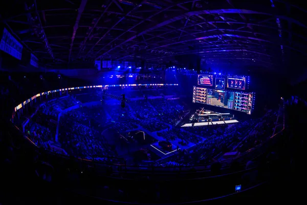 MOSCÚ, RUSIA - 14 DE SEPTIEMBRE DE 2019: esports Counter-Strike: Global Offensive event. Felices fanáticos de los juegos dedicados animando a su equipo favorito en una tribuna frente a una pantalla grande con las manos levantadas —  Fotos de Stock