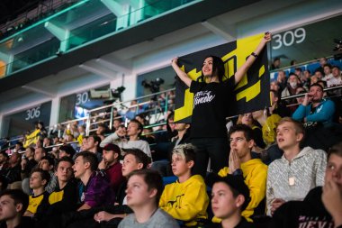 Moskova, Rusya - 27 Ekim 2018: Merkez üssü Counter Strike: küresel saldırgan esports olay. Mutlu kız Arena ekibi Natus Vincere bayrağı ile bir tribün fan. Onun favori takımı için tezahürat.