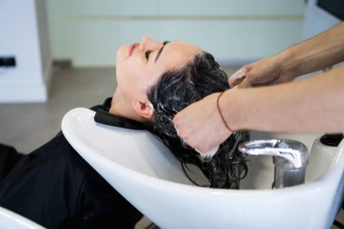 Güzel genç kız başını bir güzellik salonu yıkama