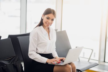 dizüstü bilgisayar ile modern bir cityscape oturan genç hanım