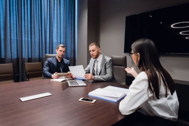 Başlangıç iş, farklı yaş ve ırklar yaratıcı iş adamları karanlık modern ofis iç toplantı odasında toplamak, canlı tartışıyor