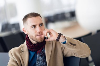 Havaalanında cep telefonu ile rahatlatıcı bir serin seyahat adam portresi