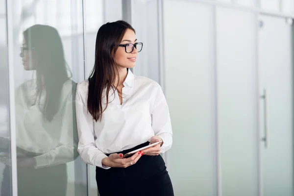 Mujer de negocios joven con tableta ordenador apertura de la puerta de oficina de cristal — Foto de Stock