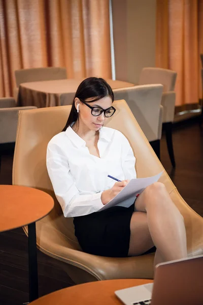 Retrato de cerca de la mujer casual usando su computadora portátil mientras está sentada en el sofá y trabajando . —  Fotos de Stock