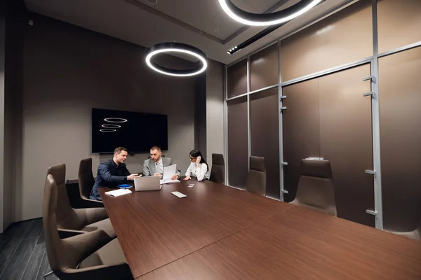 Pessoas de negócios trabalhando juntas em seu laptop em uma sala de reuniões — Fotografia de Stock