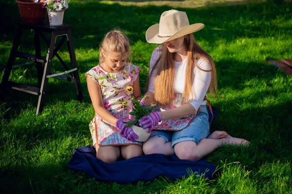 Jardinage - Mère heureuse avec sa fille travaillant dans le jardin — Photo