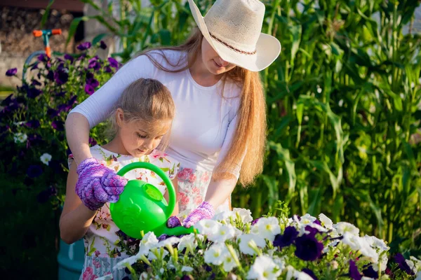 Jeune fille arrosage pot plante de fleur souriant — Photo