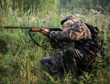 Babası torununa ormanda avlanmayı öğretiyor.