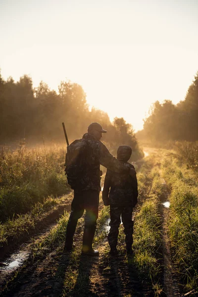父亲教孙子在森林里打猎 — 图库照片