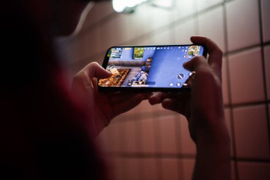 Moskova, Rusya - Aralık 2019: Çocuk Pubg 'da oynuyor: iphone 11 Pro akıllı telefon yakın plan