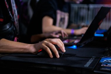 Moskova - 23 Aralık 2019: İthalat Karşı-Grev: Küresel Saldırı. Oyun etkinliğinde Game Mouse 'u teslim et. Dizüstü bilgisayarda oynayan oyuncu.